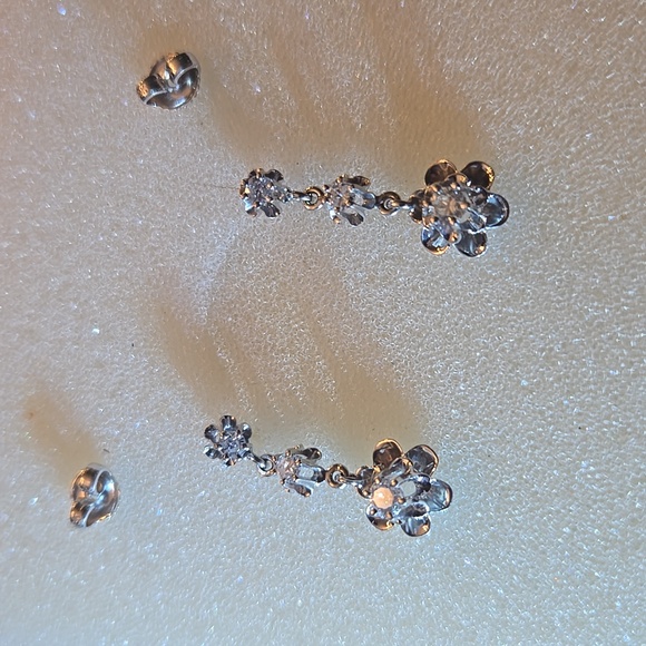14KT Whitegold diamond dangling earrings with a flower design - Picture 3 of 5